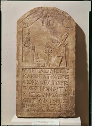 Estela dedicada a Isis representando Cleópatra VII (69-30 aC) fazendo uma oferenda a Ísis amamentando seu filho, Hórus, 51 aC (pedra calcária)