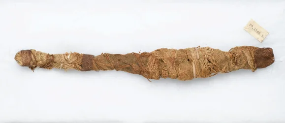 Múmia de crocodilo, encontrada em Manfalont, 305 aC-30 aC (restos de animais e linho)
