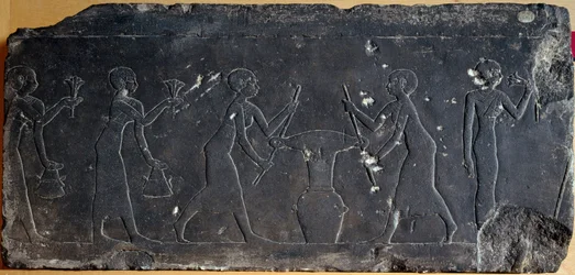 Antiguidade egípcia: placa de calcário decorada em baixo relevo representando a prensagem de flores de lótus, século VIII a VII a.C. (relevo)