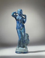 Estatueta de Afrodite Anadyomene (faiança azul)