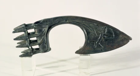 Lâmina de machado representando um arqueiro, possivelmente de Lorestan, Irão, final do 2º ou início do 1º milénio a.C. (bronze)