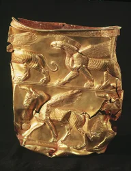 Copo decorado com touro alado e monstros com cabeças de águia, de Marlik, Irã (ouro)