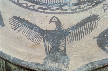 Ave de rapina de asas abertas, da face superior de um grande navio, Fasa ware, c.2000 aC (argila pintada) (detalhe) (ver também 179137)