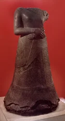 Estátua de Napirasu, esposa do Rei Elamita Untash-Napirisha, c.1340-1300 a.C. (bronze e cobre)