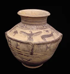 Navio representando uma ave de rapina de asas abertas e outros animais, Fasa Ware, c.2000 aC (argila) (ver 179130 para detalhes)