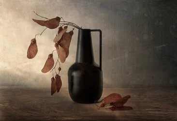 Vaso preto com vagens secas