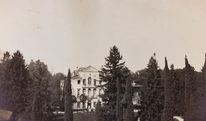 Álbum da Primeira Guerra Mundial em Friuli-Venezia Giulia: vista de Villa Brazzà, lar de 17 do Hospital de Guerra em Soleschiano Manzano, foto tirada da torre da igreja, 01-04/1916 (foto a p/b)