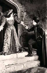 Julia Neilson e Fred Terry em uma cena de Dorothy O The Hall, início do século XX.