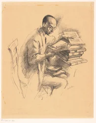 Homem atrás de uma secretária cheia de livros