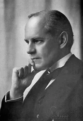 John Galsworthy, romancista e dramaturgo inglês, 1913.