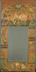 Moldura de espelho decorada com plantas, flores e duas figuras femininas