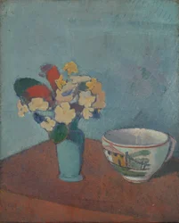 Vaso com flores e copo