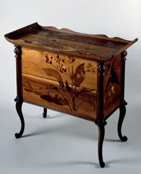 Art Nouveau estilo commode com incrustações em policromia e tampo de bandeja