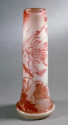 Jarra de vidro duplo com decoração de crisântemo vermelho, ca 1900, França