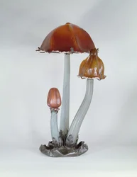 Candeeiro de mesa "Les Copin", montado em ferro forjado, com vidro triplo sobreposto, da Galle