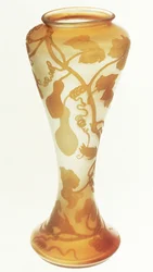 Vaso de Nancy, França, c.1900 (vidro revestido, laminado e turvado)