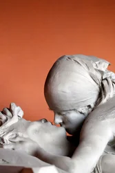Cemitério Monumental. O beijo sobre uma lápide. Milão. Itália.