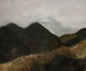 Picos das Montanhas Envoltos em Nevoeiro