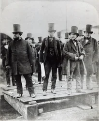(L para o R) John Scott Russell, Henry Wakefield, Isambard Kingdom Brunel e Lord Derby no lançamento do SS Great Eastern