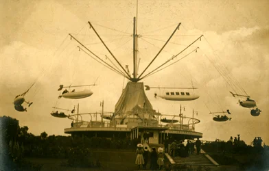 Uma máquina voadora no Parque de Diversões de Battersea, Inglaterra