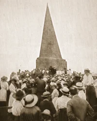 Um velho costume pitoresco em St. Ives: o centenário no John Knill Obelisk, de The Illustrated War News, 2 de agosto de 1916 (foto sépia)