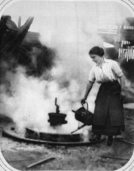 Um ajudante pronto em tempo de guerra: Miss Edith Hawley esfriando uma roda, ilustração do The Illustrated War News, 6 de setembro de 1916