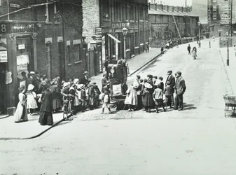 Um organista de rua em Putney, Londres, 1886