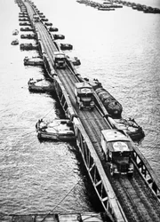 Ambulâncias das forças aliadas de desembarque usando um Cais de Mulberry do porto artificial de Mulberry que tinha sido rebocado através do canal, 6 de Junho de 1944 (foto a p/b)