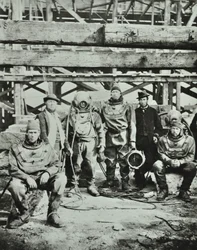 Blackfriars Bridge: trabalhadores da construção civil posam com equpiment, 1869