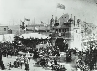 Túnel Blackwall: carruagens puxadas por cavalos passam pela abertura cerimonial da entrada do túnel, 1897