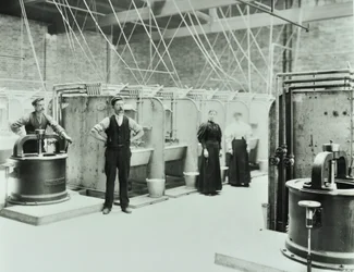 Limite de rua: interior da lavanderia, pessoas que trabalham com máquinas, Londres, 1897