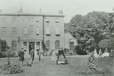 Broomwood House, Broomwood Road: elevação traseira, Londres, 1890