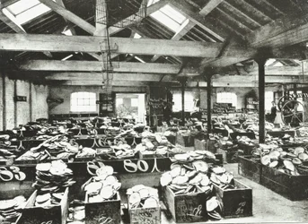 Bull Wharf, interior do armazém da Shell, Londres, 1890