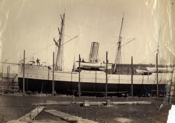 O cruzador de receita chinês "Li Kin" ou sua irmã "Kai Pan" estão prontos para o lançamento em 1888