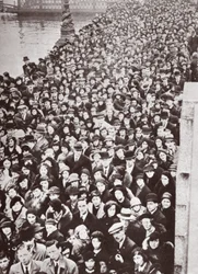 Multidões à espera de acesso ao Westminster Hall, durante a mentir no estado de George V, 1936