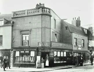 Deptford Broadway: cena de rua com frentes de loja, Londres, 1897