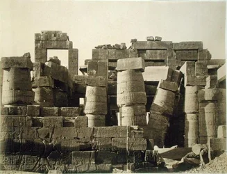 Vista exterior do hipostilo do grande templo de Karnak
