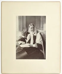 Florence Nightingale, sentada em um sofá na Sala Azul em Claydon House, 1891