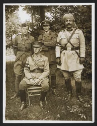 O general Sir James Willcocks e o seu estado-maior pessoal no jardim do seu quartel-general [Merville, França]. 31 de julho de 1915