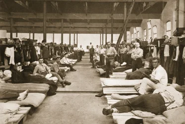 General Quarters, Handforth, ilustração de prisioneiros alemães na Grã-Bretanha (fotogravura)