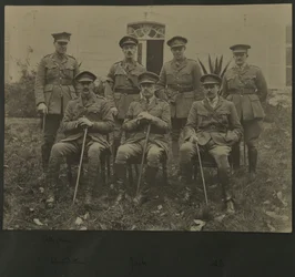 Retrato de grupo de sete homens em uniforme militar, 1914-18