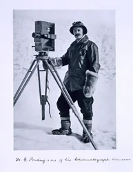 Herbert Ponting (1870-1935) com uma câmera cinematográfica na expedição Terra Nova (1910-13) ao Pólo Sul liderada pelo Capitão Scott, 1910-12