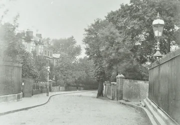 Highgate Archway: abordagem oriental com lâmpada velha fixada em corrimões, 1896