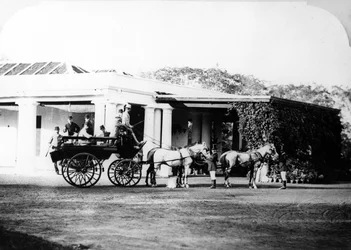Carruagem puxada por cavalos na Índia colonial, c.1870s