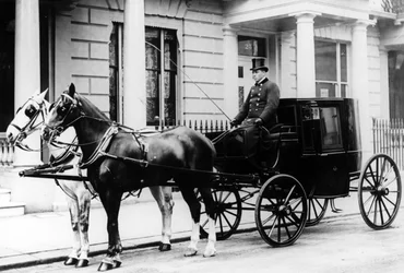 Carruagem puxada por cavalos fora de 24 Gloucester Square, Hyde Park, Londres, c.1890