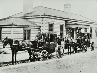 Táxis puxados por cavalos na estação de Westbourne Park, 1885