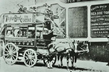 Omnibus Horse-drawn com passageiros, 1899