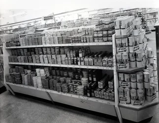 Household requisites aisle, loja de Woolworths, 1956