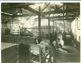 Casa de tingimento hidraulicamente operada, fábrica de tapetes, 1923