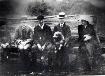 James e Lytton Strachey com Thoby, Adrian e Virginia Stephen em Fritham, Hampshire, 1901